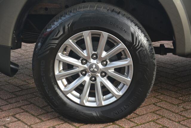 Mitsubishi L200 2.4 DI-D Club Cab Intense Nederlandse auto 178613 NAP 14999 marge geen BTW vanaf 2017 op naam onderhoudshistorie compleet laatse beurt bij 164000km met oa cv xenon camera navigatie DAB + side bars 4x4