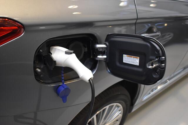 Mitsubishi OUTLANDER 2.4 PHEV Instyle Standkachel Navigatie
