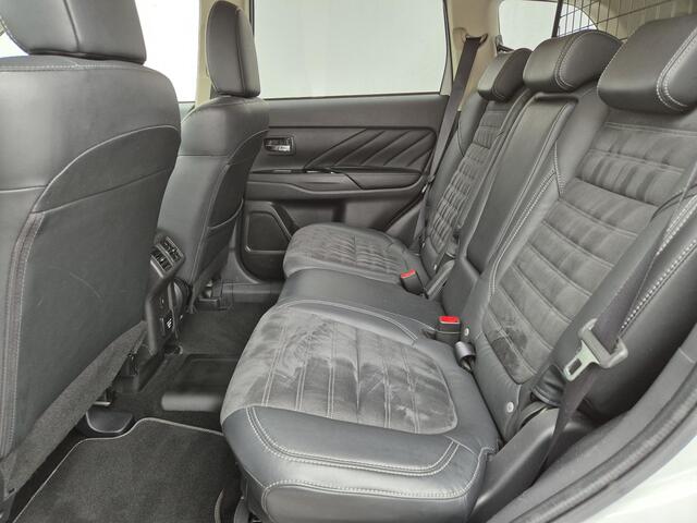 Mitsubishi OUTLANDER 2.4 PHEV Intense Automaat / Dealer onderhouden / Afneembare trekhaak (1.500 kg) / Apple Carplay Android Auto / / Lichtmetalen wielen 18" / Achteruitrijcamera /
