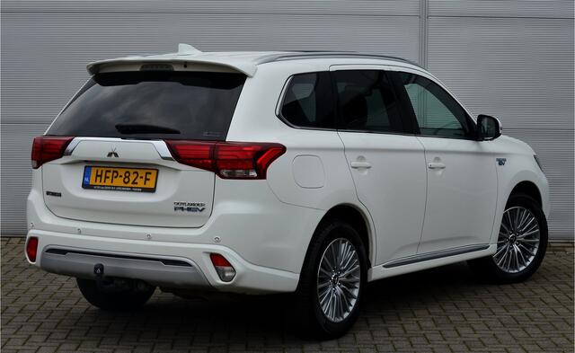 Mitsubishi OUTLANDER PHEV 2.4 INSTYLE 4WD | PLUG IN HYBRID | V2G | FULL OPTIONS | SCHUIFDAK | ADAPTIEF CRUISE | TREKHAAK 1500KG | ALL SEASON BANDEN | ALL IN RIJKLAARPRIJS