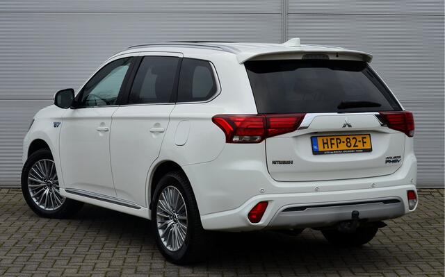 Mitsubishi OUTLANDER PHEV 2.4 INSTYLE 4WD | PLUG IN HYBRID | V2G | FULL OPTIONS | SCHUIFDAK | ADAPTIEF CRUISE | TREKHAAK 1500KG | ALL SEASON BANDEN | ALL IN RIJKLAARPRIJS
