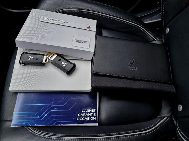 Mitsubishi OUTLANDER 2.0 PHEV instyle+ Automaat / Schuif-Kanteldak / Dealer Onderhouden / 1500kg Trekgewicht / Navigatie via Android Auto/Apple Carplay