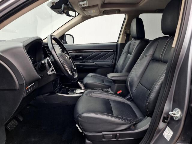 Mitsubishi OUTLANDER 2.0 PHEV instyle+ Automaat / Schuif-Kanteldak / Dealer Onderhouden / 1500kg Trekgewicht / Navigatie via Android Auto/Apple Carplay