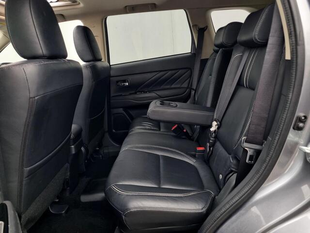 Mitsubishi OUTLANDER 2.0 PHEV instyle+ Automaat / Schuif-Kanteldak / Dealer Onderhouden / 1500kg Trekgewicht / Navigatie via Android Auto/Apple Carplay