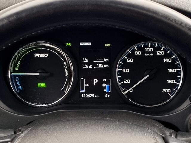 Mitsubishi OUTLANDER 2.0 PHEV instyle+ Automaat / Schuif-Kanteldak / Dealer Onderhouden / 1500kg Trekgewicht / Navigatie via Android Auto/Apple Carplay
