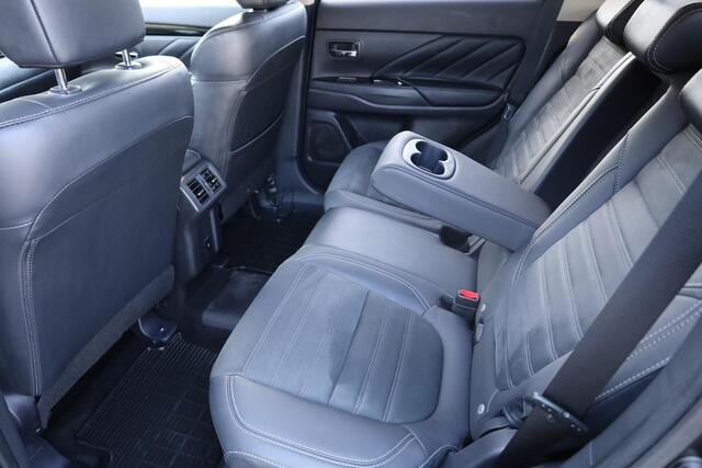 Mitsubishi OUTLANDER 2.4 PHEV Intense CAMERA TREKHAAK-AFN ALCANTARA/LEER DAB KEYLESS 18"LMV STOELVERWARMING ENZ.
