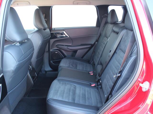 Mitsubishi OUTLANDER 2.4 PHEV First Edition / Nieuw Model 2025 / ¤1000,- Early Buyer Bonus / Elektrische Range 86 KM WLTP / 1600KG Trekgewicht / 8 Jaar Fabrieksgarantie