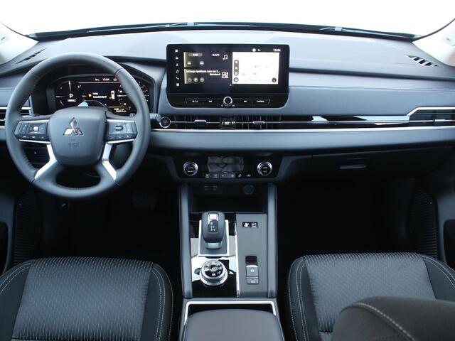 Mitsubishi OUTLANDER 2.4 PHEV Pure / Nieuw Model 2025 / ¤1000,- Early Buyer Bonus / Elektrische Range 86 KM WLTP / 1600KG Trekgewicht / 8 Jaar Fabrieksgarantie