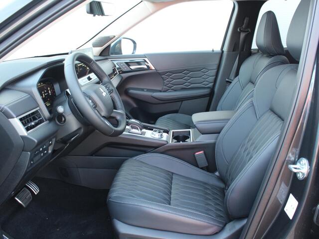 Mitsubishi OUTLANDER 2.4 PHEV Instyle / Nieuw Model 2025 / ¤1000,- Early Buyer Bonus / Elektrische Range 86KM WLTP / 1600KG Trekgewicht / 8 Jaar Fabrieksgarantie