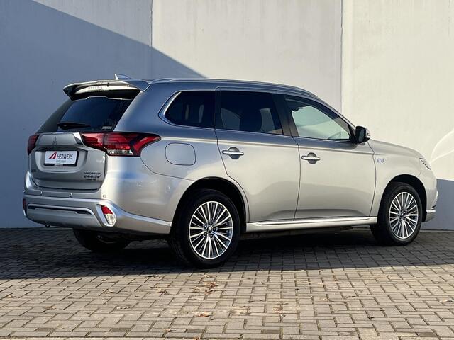 Mitsubishi OUTLANDER 2.4 PHEV Intense Automaat / Keyless / Climate control / Navigatie d.m.v. Apple carplay & Android auto / Climate control