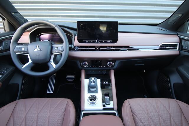 Mitsubishi OUTLANDER 2.4 PHEV Instyle+ Zwart dak, Massage stoelen, Bruin interieur