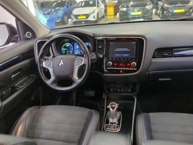 Mitsubishi OUTLANDER 2.4 PHEV Intense+ [SCHUIFKANTELDAK, CAMERA, LEDER, ALCANTARA, STOELVERWARMING, APPLE CARPLAY, ANDROID, NAVIGATIE, BLUETOOTH, CLIMATE, NIEUWSTAAT]