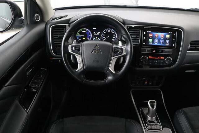 Mitsubishi OUTLANDER 2.4 PHEV Intense+ | Schuifdak | Trekhaak | Stoelverwarming | Carplay | Camera | Full LED | Stuurverwarming | Keyless | Dodehoek detectie | Half leder