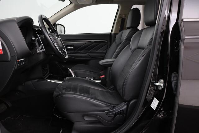 Mitsubishi OUTLANDER 2.4 PHEV Intense+ | Schuifdak | Trekhaak | Stoelverwarming | Carplay | Camera | Full LED | Stuurverwarming | Keyless | Dodehoek detectie | Half leder
