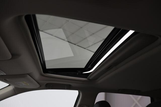 Mitsubishi OUTLANDER 2.4 PHEV Intense+ | Schuifdak | Trekhaak | Stoelverwarming | Carplay | Camera | Full LED | Stuurverwarming | Keyless | Dodehoek detectie | Half leder