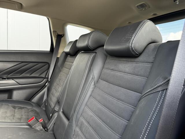 Mitsubishi OUTLANDER 2.4 PHEV Intense+ / Stoelverwarming / Climate control / Achteropkomend verkeer waarschuwing / Glazen schuif-/kanteldak / Trekhaak geremd trekgewicht 1500 kg /