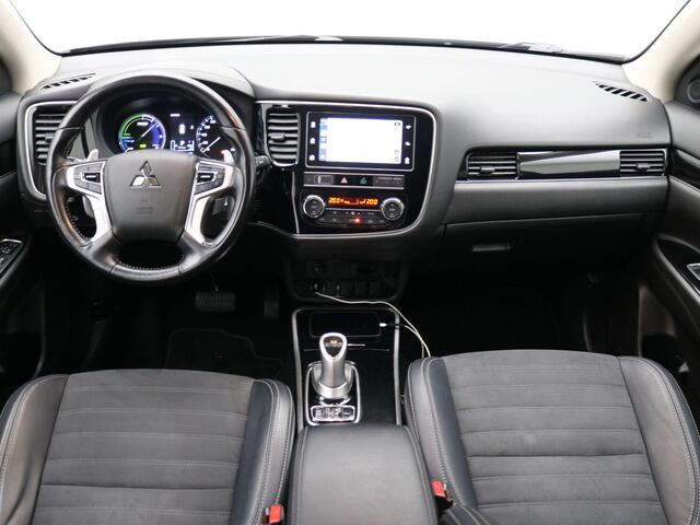 Mitsubishi OUTLANDER 2.4 PHEV Intense / Trekhaak / 1500KG trekgewicht / LMV / Stoelverwarming voor / Navigatie middels Apple CarPlay & android Auto / Historie aanwezig /