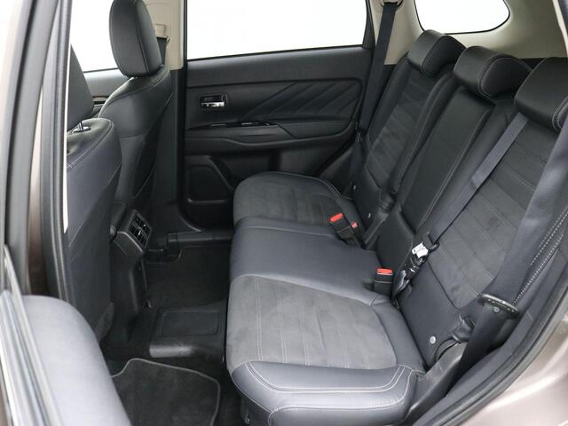 Mitsubishi OUTLANDER 2.4 PHEV Intense / Trekhaak / 1500KG trekgewicht / LMV / Stoelverwarming voor / Navigatie middels Apple CarPlay & android Auto / Historie aanwezig /