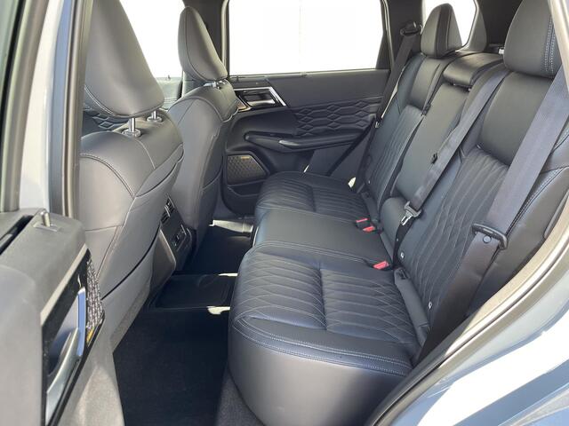 Mitsubishi OUTLANDER 2.4 PHEV Instyle / ¤2000,- Introductievoordeel / Rijklaarprijs / Direct Leverbaar / Elektrische Range 86KM WLTP / 1600KG Trekgewicht / 8 Jaar Fabrieksgarantie