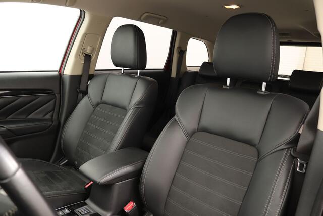 Mitsubishi OUTLANDER 2.4 PHEV AWD INTENSE + | Navi | Camera | Trekhaak | zeer nette auto!