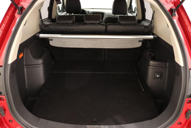 Mitsubishi OUTLANDER 2.4 PHEV AWD INTENSE + | Navi | Camera | Trekhaak | zeer nette auto!
