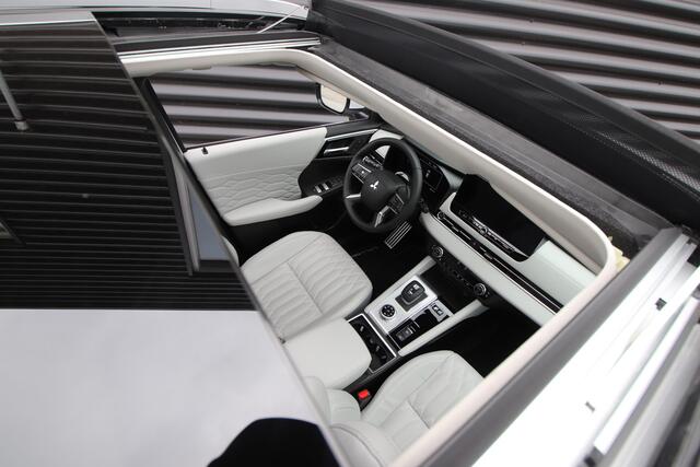 Mitsubishi OUTLANDER 2.4 PHEV Instyle "White Diamond LTD Edition" Uniek! Zwart dak, Ivory interieur