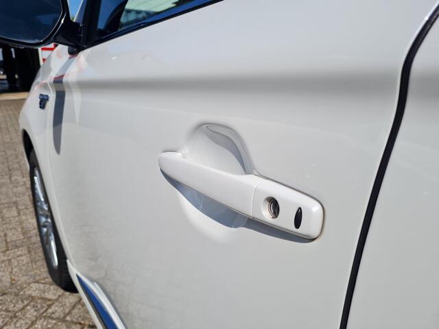 Mitsubishi OUTLANDER 2.4 PHEV Instyle 18"/Trekhaak/LED/Leder/Zonnedak/Stoel + stuurverwarming/Dodehoek/PDC v+a/360 Camera/Apple Carplay & Android Auto