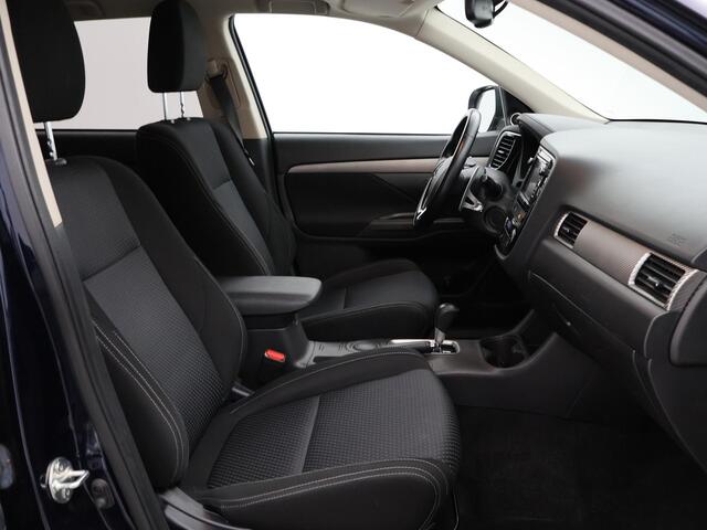 Mitsubishi OUTLANDER 2.0 AUT. 7-PERSOONS EXECUTIVE EDITION + TREKHAAK | CAMERA | 18 INCH | LED