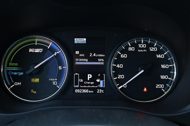 Mitsubishi OUTLANDER 2.4 PHEV Intense+ Trekhaak/Standkachel/Apple/AndroidAuto/AllSeas
