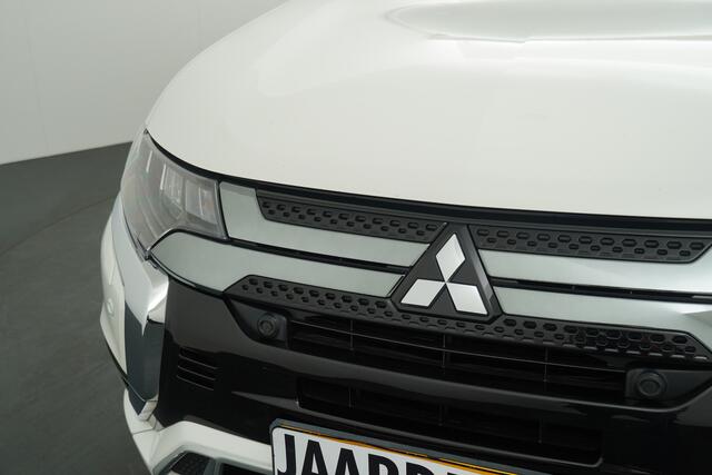 Mitsubishi OUTLANDER BWJ 2019 2.4 135 PK PHEV Intense NWE APK CARPLAY / CAMERA / KEYLESS / CLIMA / NAVI / CRUISE / BLUETOOTH / PDC / LMV 18 INCH / ISOFIX / PRIV. GLAS / LED / MULTIFUNCT. STUUR / DAB