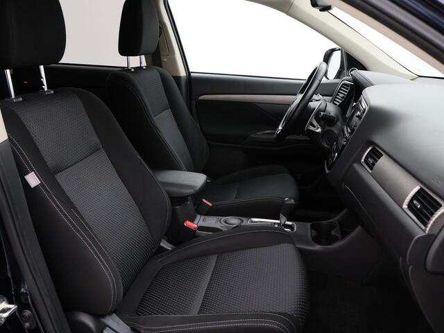 Mitsubishi OUTLANDER 2.0 AUT. 7-PERSOONS EXECUTIVE EDITION + TREKHAAK | CAMERA | 18 INCH | LED