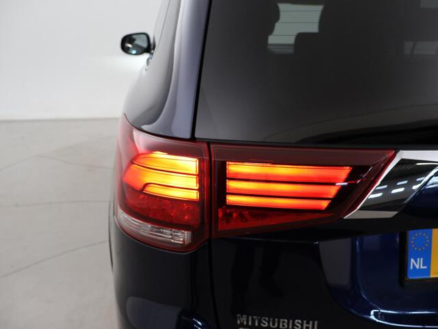 Mitsubishi OUTLANDER 2.0 AUT. 7-PERSOONS EXECUTIVE EDITION + TREKHAAK | CAMERA | 18 INCH | LED
