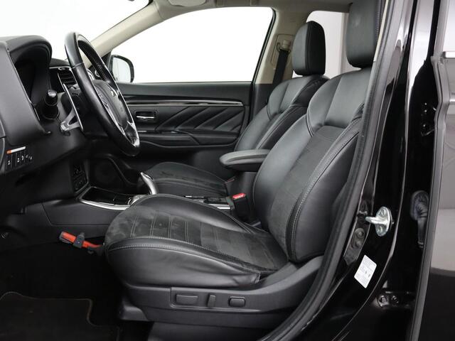 Mitsubishi OUTLANDER 2.4 PHEV Intense+ | Schuifdak | Stoel & stuurverwarming | 360 camera | Trekhaak | Half leder | Carplay | Navigatie | Climate control