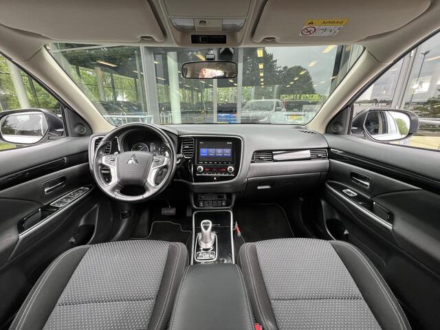 Mitsubishi OUTLANDER 2.4 PHEV Pure | Afneembare trekhaak | Carplay | Parkeersensoren | Dealer onderhouden