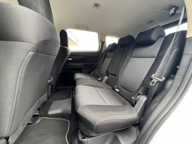 Mitsubishi OUTLANDER 2.4 PHEV Pure | Afneembare trekhaak | Carplay | Parkeersensoren | Dealer onderhouden