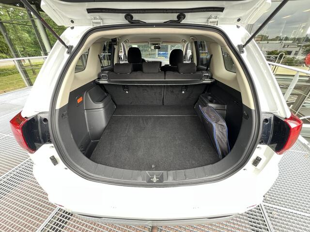 Mitsubishi OUTLANDER 2.4 PHEV Pure | Afneembare trekhaak | Carplay | Parkeersensoren | Dealer onderhouden
