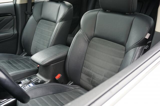 Mitsubishi OUTLANDER PHEV Intense+ AUTOMAAT SCHUIFDAK | ELEK.KLEP | CARPLAY | HAAK!