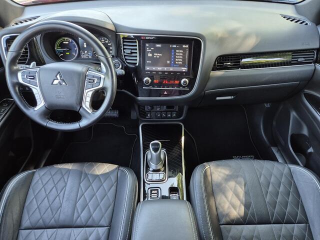 Mitsubishi OUTLANDER 2.4 PHEV Plug-in Instyle Automaat / Navigatie via Apple Carplay of Android Auto / Glazen schuif- en kanteldak / Lederen bekleding / Adaptieve CC / Stuur- en Stoelverwarming / Elektrische achterklep / Trekgewicht 1500 kg /