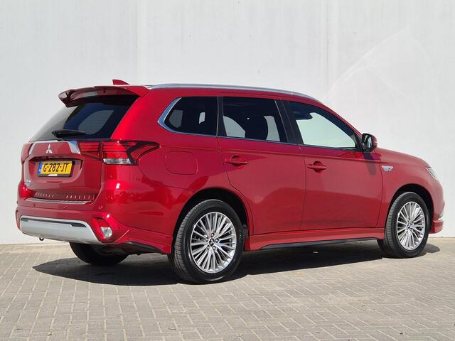 Mitsubishi OUTLANDER 2.4 PHEV Plug-in Instyle Automaat / Navigatie via Apple Carplay of Android Auto / Glazen schuif- en kanteldak / Lederen bekleding / Adaptieve CC / Stuur- en Stoelverwarming / Elektrische achterklep / Trekgewicht 1500 kg /