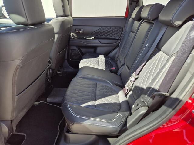 Mitsubishi OUTLANDER 2.4 PHEV Plug-in Instyle Automaat / Navigatie via Apple Carplay of Android Auto / Glazen schuif- en kanteldak / Lederen bekleding / Adaptieve CC / Stuur- en Stoelverwarming / Elektrische achterklep / Trekgewicht 1500 kg /