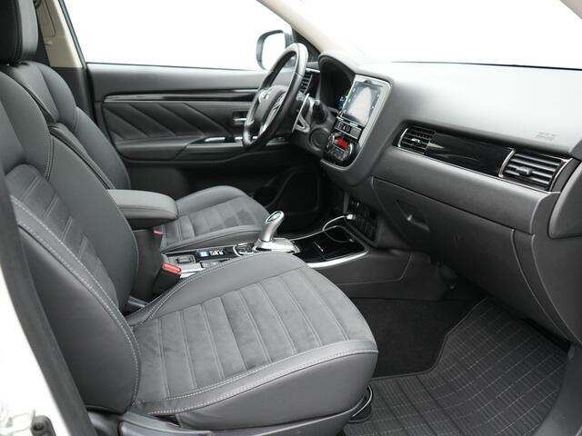 Mitsubishi OUTLANDER 2.4 Intense Plug In Hybrid 225pk Dealer O.H. PHEV | Trekhaak Afneembaar | Alcantara Sportstoelen Apple Carplay | Stoelverwarming | Cruise Control | Climate Control | DAB |