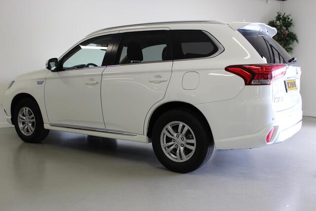 Mitsubishi OUTLANDER 2.4 PHEV Pure | AFN-TRHAAK | CLIMA | STOEL-VERW | CAMERA | NAVIGATIE | D-GLAS | KEYLESS |