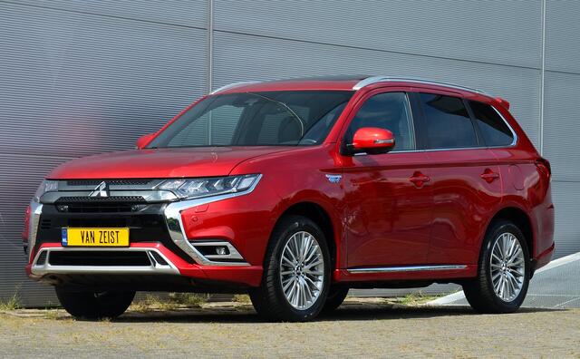 Mitsubishi OUTLANDER PHEV 2.4 INSTYLE 4WD | PLUG IN HYBRID | FULL OPTIONS | SCHUIFDAK | ADAPTIEF CRUISE | ALL SEASON BANDEN | FABRIEKSGARANTIE TOT 07-12-2029* | ALL IN RIJKLAARPRIJS
