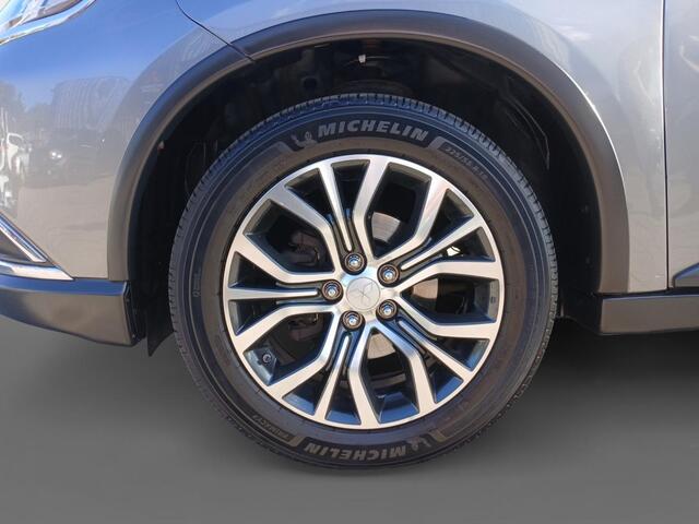 Mitsubishi OUTLANDER 2.0 Instyle | Camera | Trekhaak | Leder | Navigatie | Schuifdak | Elec. en verw. stoel |