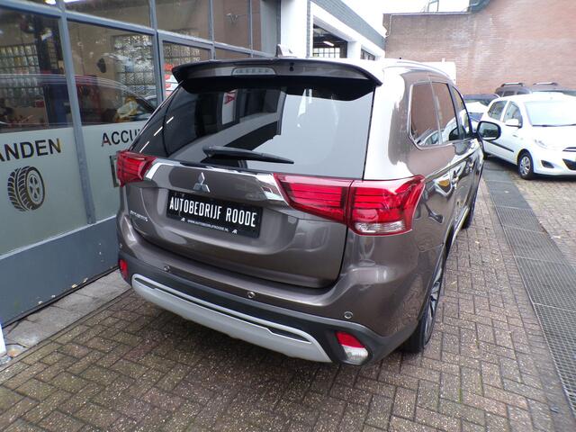Mitsubishi OUTLANDER 2.0 2WD 7-Persoon Automaat Benzine Limited BJ 2021 *UNIEK*