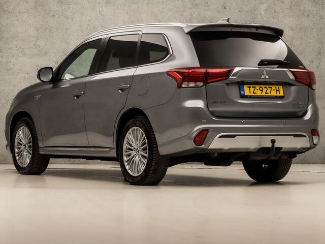 Mitsubishi OUTLANDER 2.4 PHEV Deluxe 240Pk Automaat (SCHUIFDAK, APPLE CARPLAY, NAVIGATIE, LEDER, STUUR/STOELVERWARMING, ELEK SPORTSTOELEN, 360 CAMERA, ADAPTIVE CRUISE, TREKHAAK, ZWART HEMEL, NIEUWSTAAT)