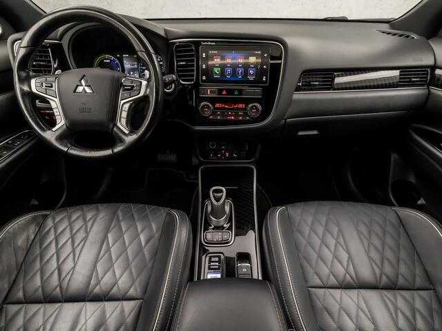 Mitsubishi OUTLANDER 2.4 PHEV Deluxe 240Pk Automaat (SCHUIFDAK, APPLE CARPLAY, NAVIGATIE, LEDER, STUUR/STOELVERWARMING, ELEK SPORTSTOELEN, 360 CAMERA, ADAPTIVE CRUISE, TREKHAAK, ZWART HEMEL, NIEUWSTAAT)