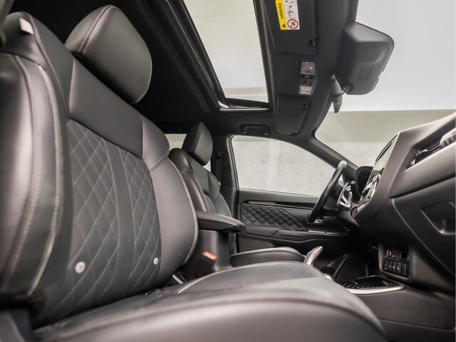 Mitsubishi OUTLANDER 2.4 PHEV Deluxe 240Pk Automaat (SCHUIFDAK, APPLE CARPLAY, NAVIGATIE, LEDER, STUUR/STOELVERWARMING, ELEK SPORTSTOELEN, 360 CAMERA, ADAPTIVE CRUISE, TREKHAAK, ZWART HEMEL, NIEUWSTAAT)