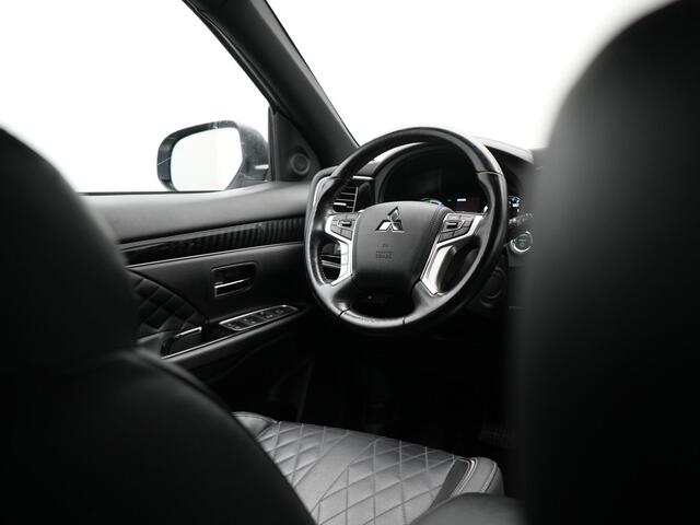 Mitsubishi OUTLANDER 2.4 Intense+ Plug In Hybrid 225pk Dealer O.H PHEV | Trekhaak Af Fabriek | 360 Camera | Lederen Sportstoelen Verwarmd | Apple Carplay | Blis | Cruise Control | Navigatie | Keyless | DAB | 18" L.M |