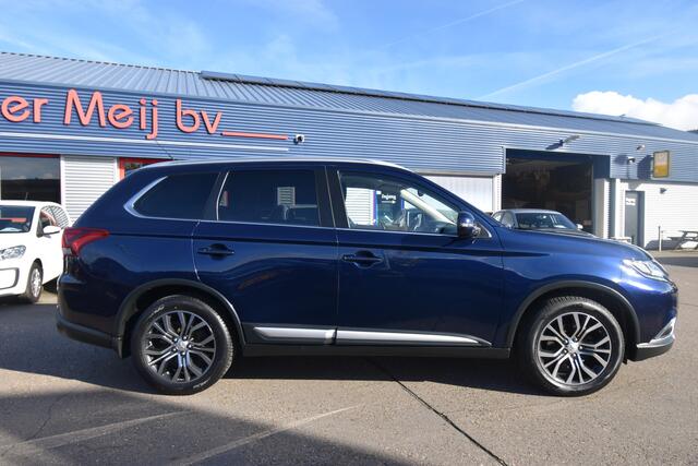 Mitsubishi OUTLANDER 2.0 Executive Edition 7-Pers , TREKHAAK , CLIMATR , NAVI , A UITRIJ CAM , LMV18 ,